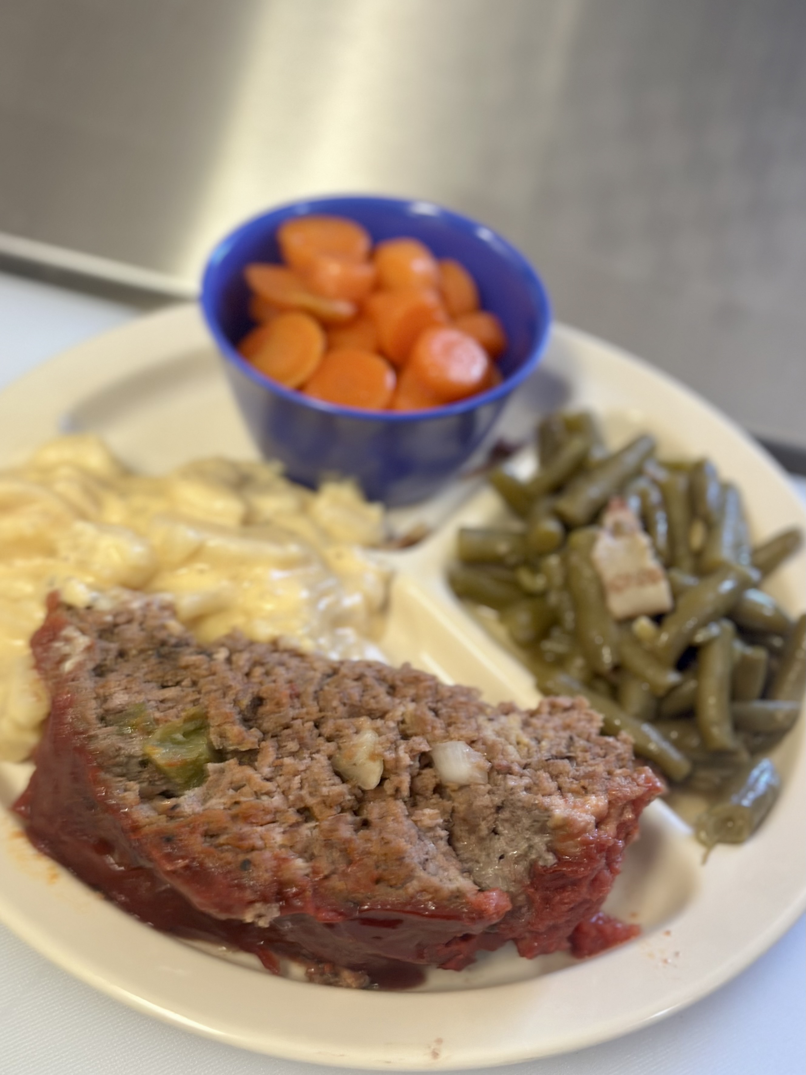 Meatloaf with creamy potatoes, green beans, and carrots